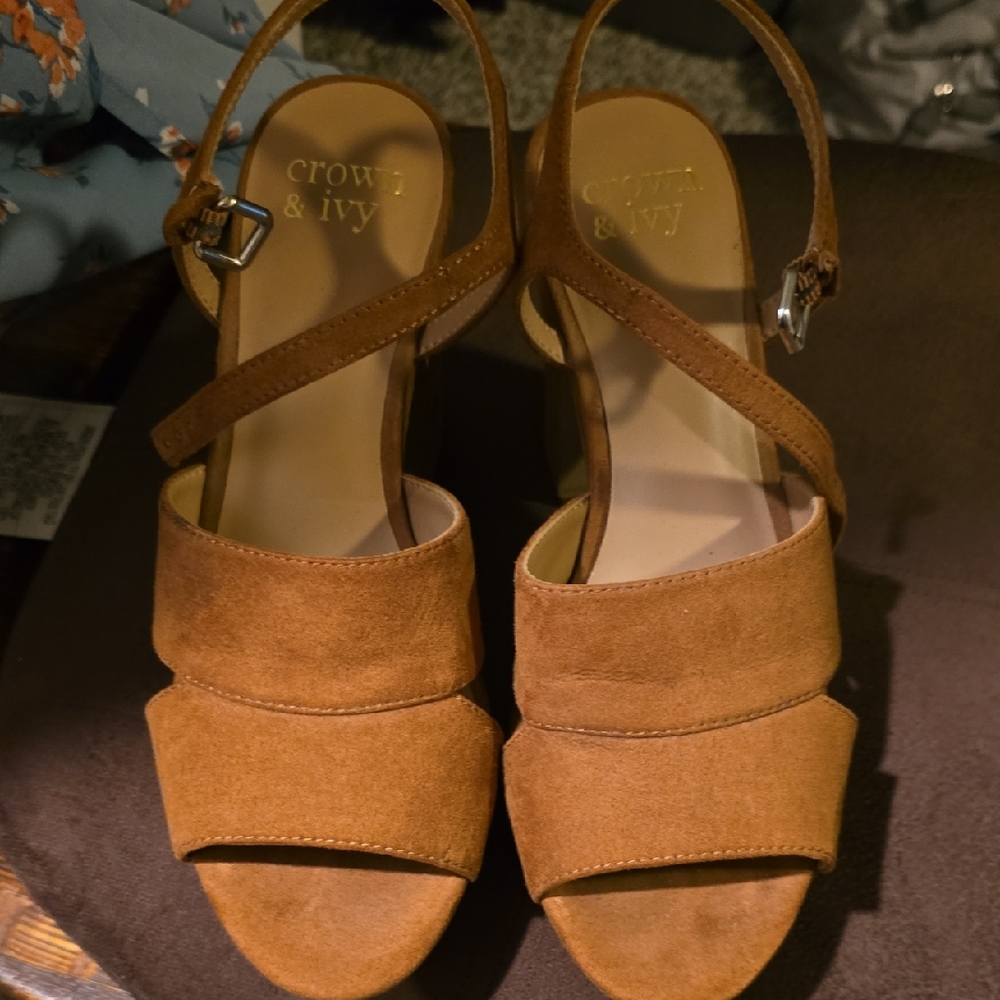 Crown & Ivy Women's Brown Platform Suede Sandals